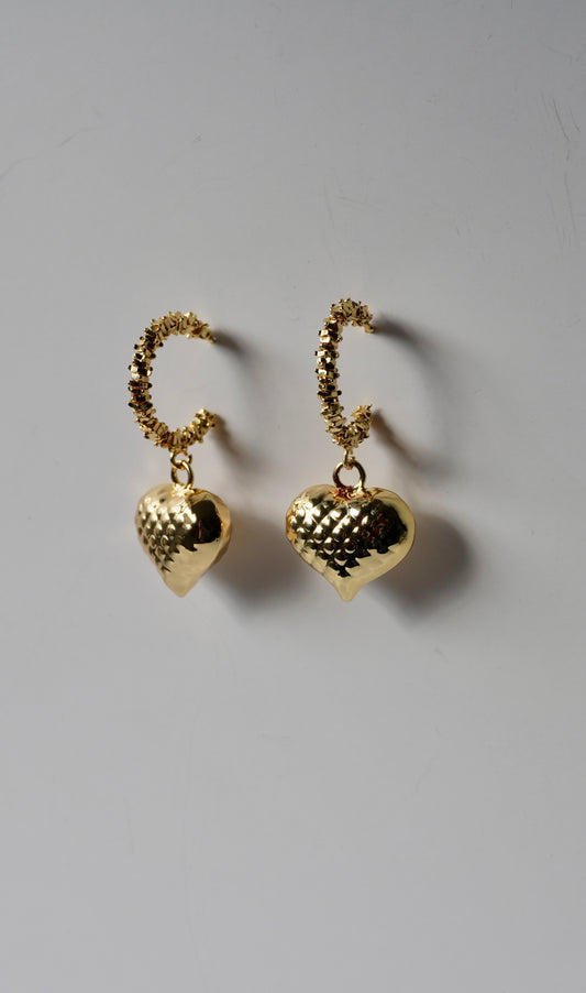 Pendientes Aura Dorada con Dije de Corazón