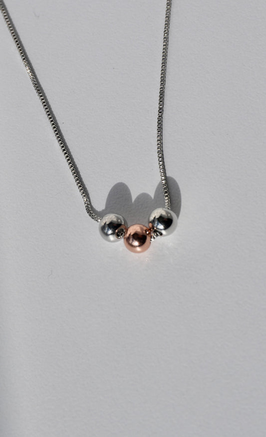 Collar Trois Sphères Bicolor 🤍✨