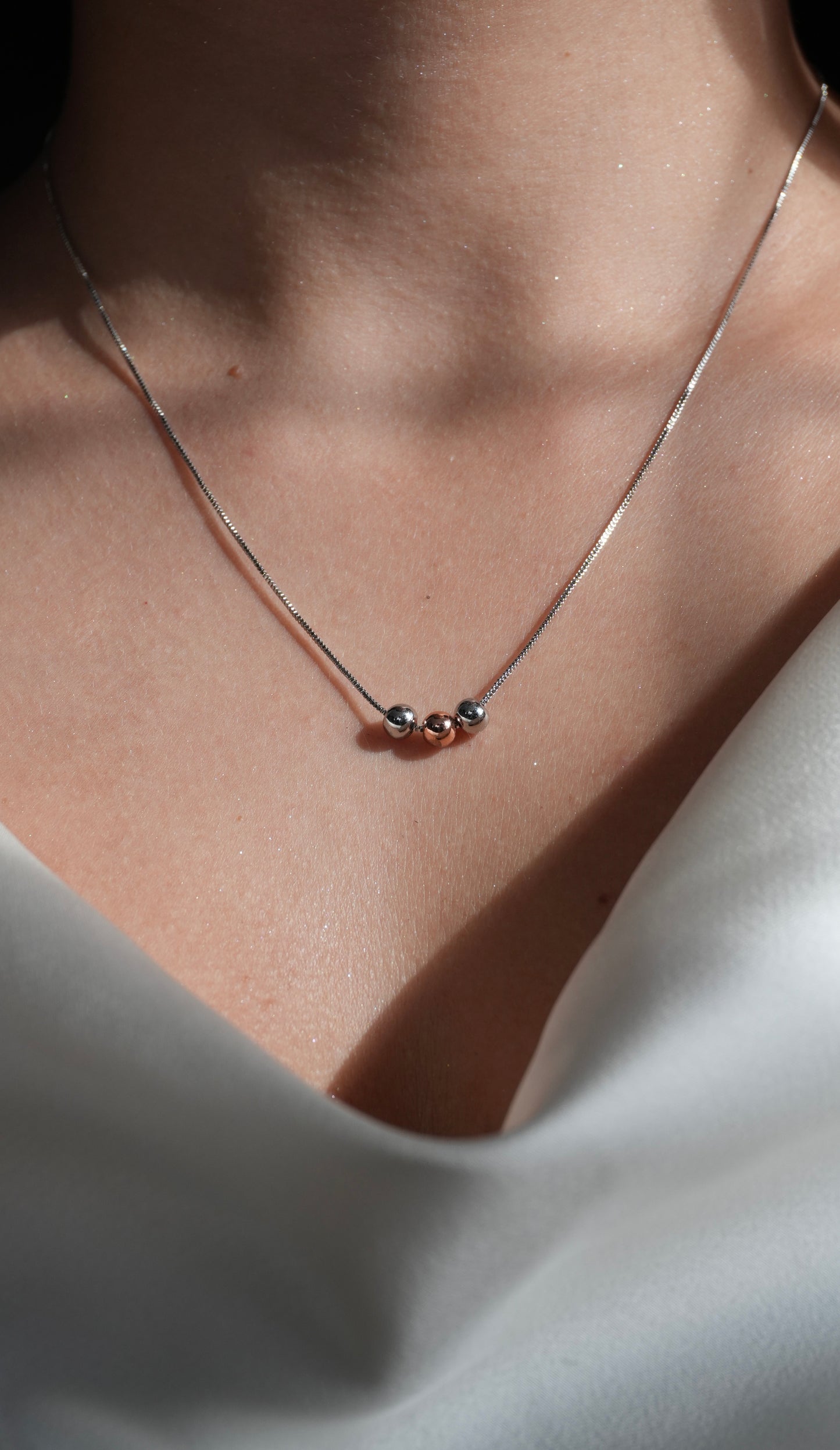 Collar Trois Sphères Bicolor 🤍✨