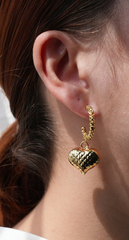 Pendientes Aura Dorada con Dije de Corazón