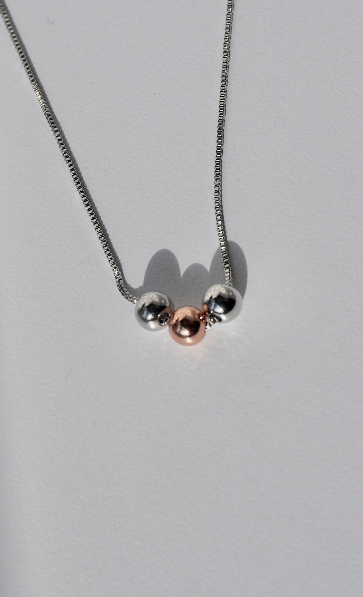 Collar Trois Sphères Bicolor 🤍✨